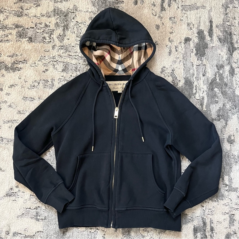 Burberry hooded jacket w check lining in black 
Si